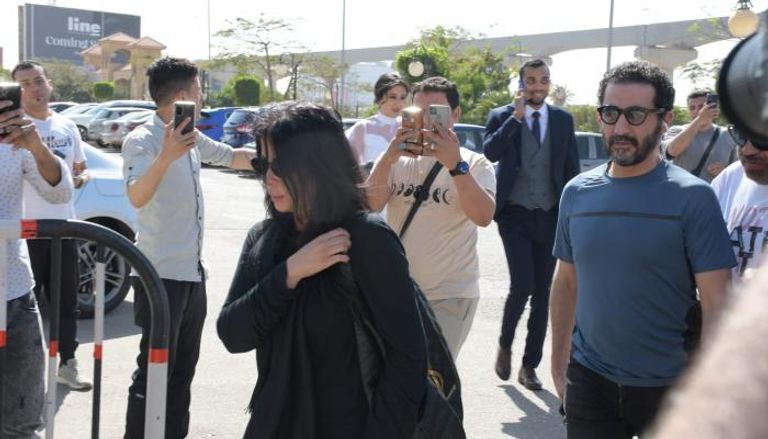 هل سيمنع صحافيو مصر من تغطية جنازات المشاهير بعد طلب كريم عبدالعزيز؟